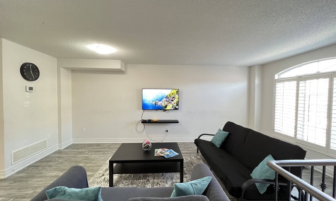 Meadowvale Village House | Beautiful 3 bedroom & 3-bathroom vacation home near Toronto Pearson Airport