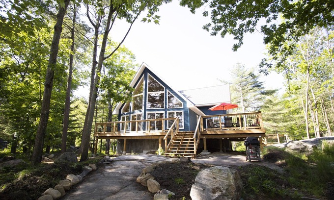 Muskoka Lakes Cottage | Beautiful 3 bedroom chalet like cottage on Lake Muskoka: family friendly