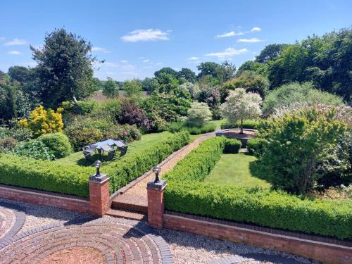 King's Bromley House | Beautiful 3 Bedroom Cottage - Picturesque Retreat