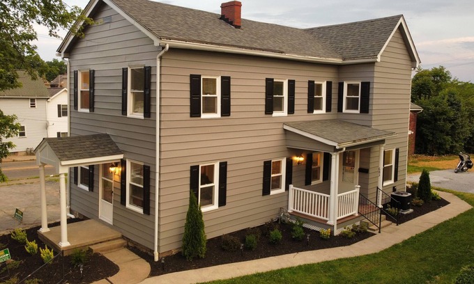 Salem House | Beautiful 3 Bedroom Downtown Salem Home