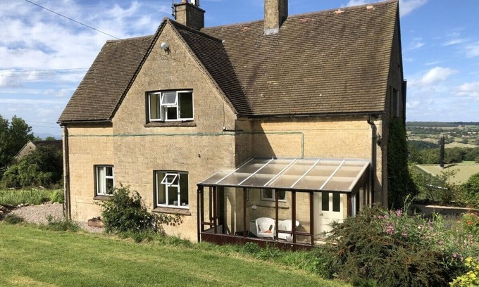 Dowdeswell House | Beautiful 3 bedroomed Cotswolds Farmhouse
