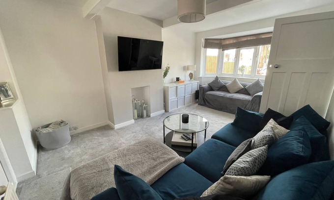 Caversham House | Beautiful 3 Bedroom Home With Parking and Fitness Equipment