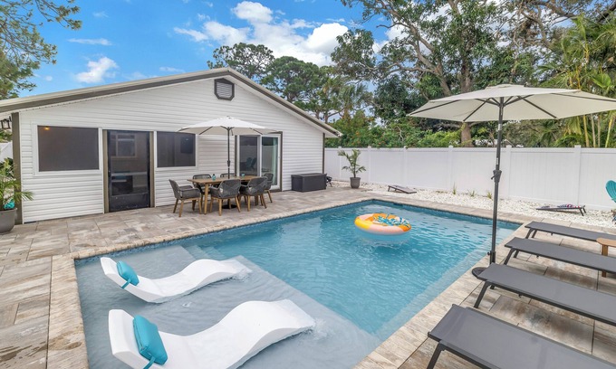 Alta Vista House | Beautiful 3-bedroom house with heated pool and e-bikes near Siesta Key beach