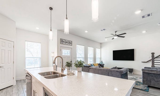Houston House | Beautiful 3 Bedroom Home w/ Gameroom