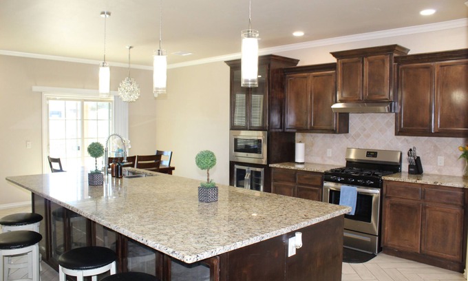Yukon House | Beautiful 3-bedroom house with Office and Den in fabulous Surrey Hills Yukon, OK