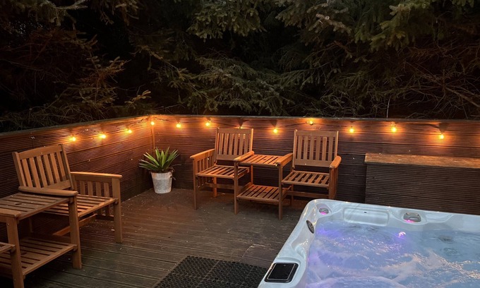 Morpeth Cabin | Beautiful 3 bedroom lodge with hot tub in stunning Northumberland