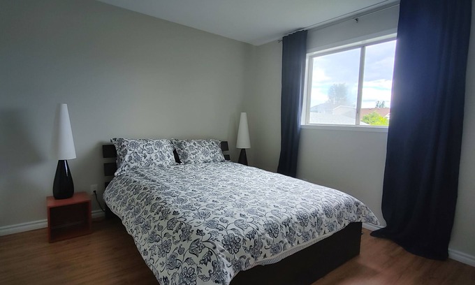 Southeast Calgary Apartment | Beautiful 3 bedroom main floor apartment
