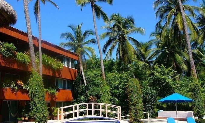 Ixtapa - Zihuatanejo Condo | Beautiful 3 Bedroom Condo w Swimming Pool- 1 Block from Fabulous La Ropa Beach