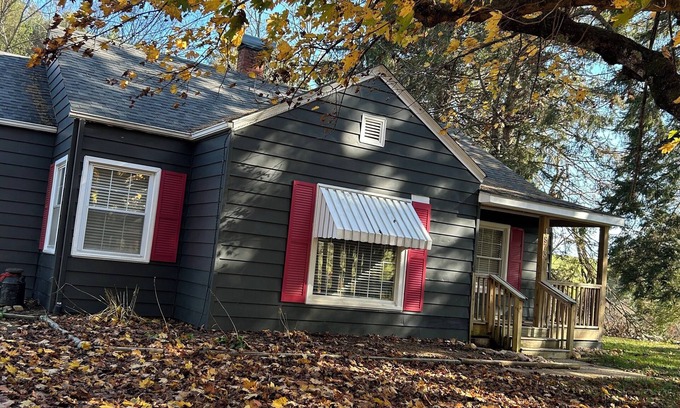 Old Town House | Beautiful 3 Bedroom + Pet & Family Friendly Home