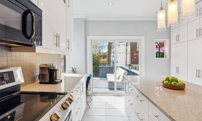 The Beach Triangle House | Beautiful 3 Bedroom Spacious Home in the Beaches w/Parking