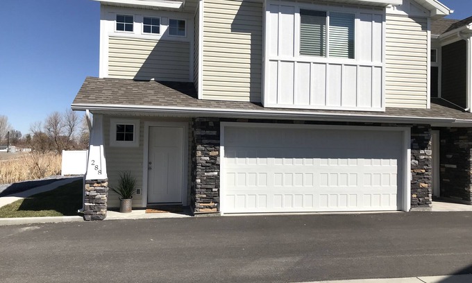 Hyrum House | Beautiful 3 Bedroom Townhouse, 10 Mins to Logan.