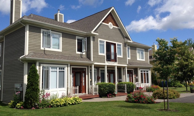 Magog House | Beautiful 3 Bedroom Townhouse Facing The Lake Walk To Town!