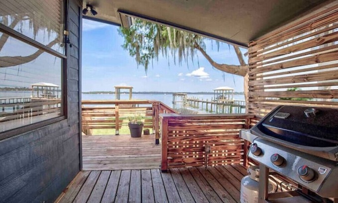 Lakeside House | Beautiful 3 bedroom 2 bathroom waterfront home on Drs. Lake