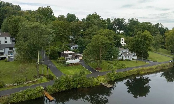 Ridgefield House | Beautiful 3 Bedroom Lake House