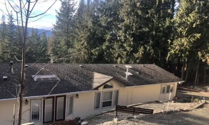Anglemont House | Beautiful 3 bedroom vacation home with hot tub hosted by Eagle Ridge Stays Ltd.