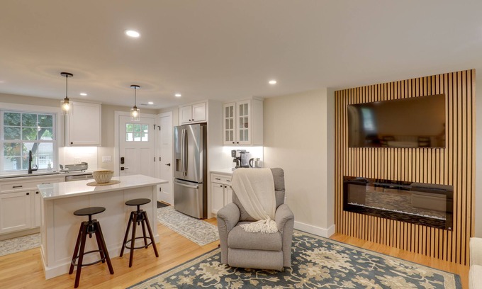 Bedford Condo | Beautiful 3 BR Home w/Workspace: 20 Min to Boston