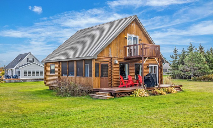 Morell Cottage | Beautiful 3 Br Log Cabin Close to White Sand Beach