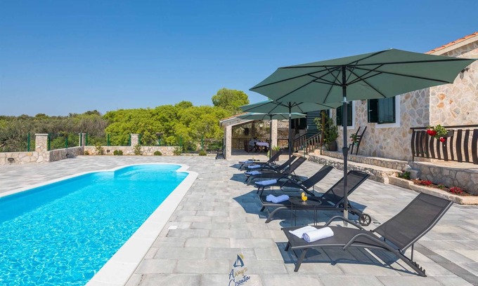 Jarebinjak Villa | Beautiful 3-BR villa with pool and sea view just above Rogoznica