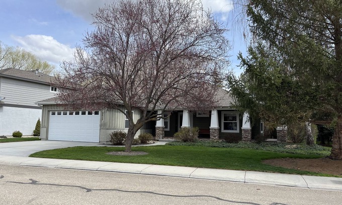 Eagle House | Beautiful 3B/3B home in quiet neighborhood close to Banbury Golf Course
