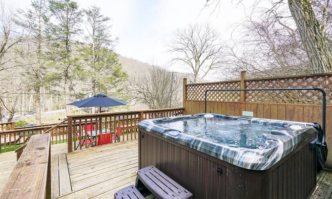 Elkins Cabin | Beautiful 3bdrm Cabin°Hot Tub°Balcony°Parking°