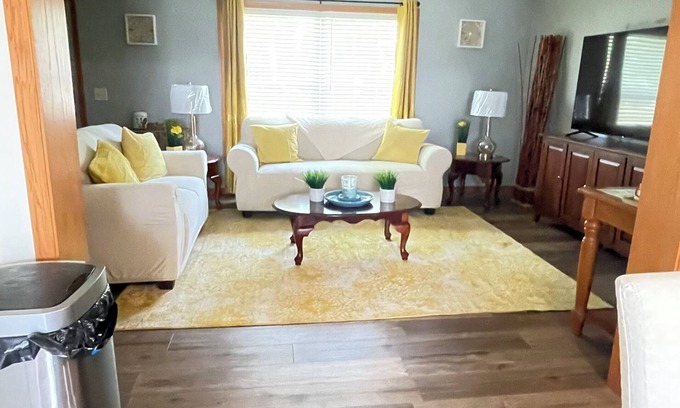 Milwaukee House | Beautiful 3br, 1.5 bath home centrally located in the heart of Milwaukee.