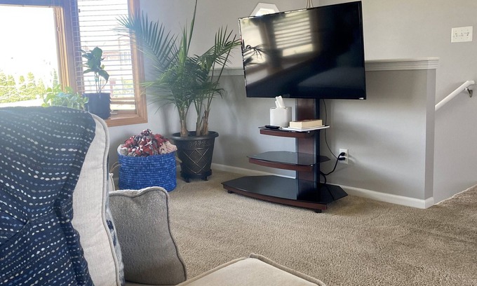 Lincoln House | Beautiful 3BR home close to Memorial stadium and I-80