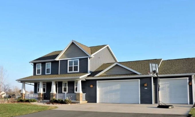 Butte Des Morts House | BEAUTIFUL 4 BED/3 BATH HOME MINUTES FROM EAA