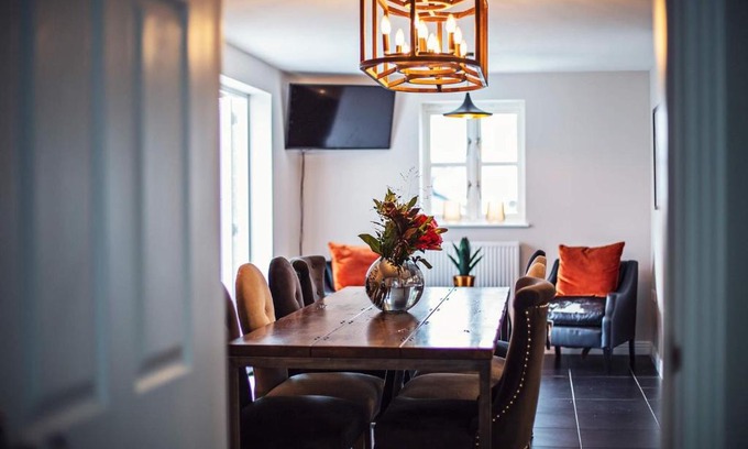 Abergavenny House | Beautiful 4-bed home, Hot Tub & Stunning Views - Abergavenny