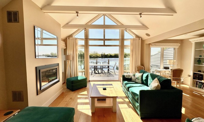 South Cerney Cabin | Beautiful 4 bed lakeside lodge in the Cotswolds. Private deck & STUNNING views