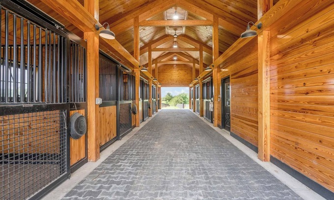 Georgetown House | Beautiful 4+-bedroom house near KHP, with show barn stables and indoor arena.