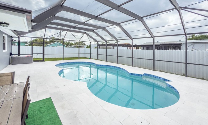 Miami Gardens House | Beautiful 4-bedroom house in Heart of Miami Gardens with POOL, AC and WiFi