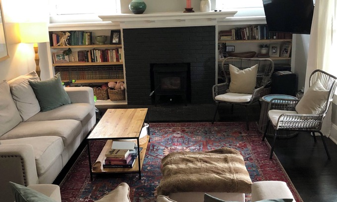 Near Eastside House | Beautiful 4-bedroom,2 Story house in downtown Indianapolis: WIFI, AC, firepit,