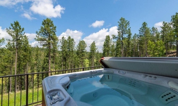 Benchmark Cabin | Beautiful 4 bedroom, 3 bath cabin centrally located in the Black Hills
