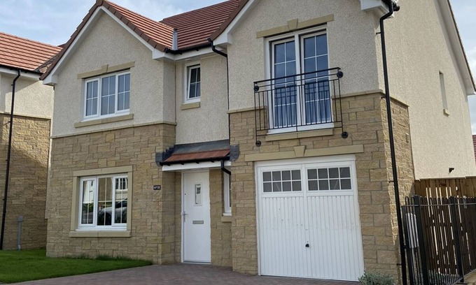North Glasgow House | Beautiful 4 Bedroom 3 Beds House in Glasgow