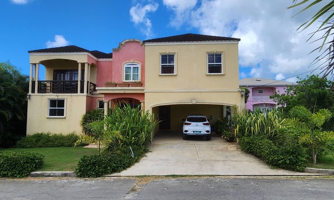 Retreat House | Beautiful 4-bedroom house in Maynards with WiFi in close proximity to 2 marinas