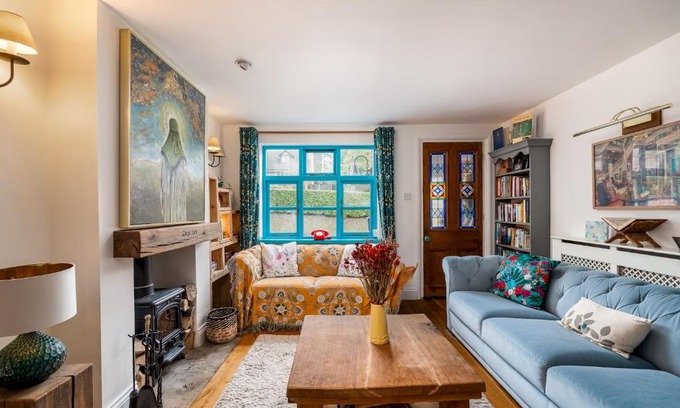 Sarratt House | Beautiful 4-Bedroom Cottage Pass the Keys