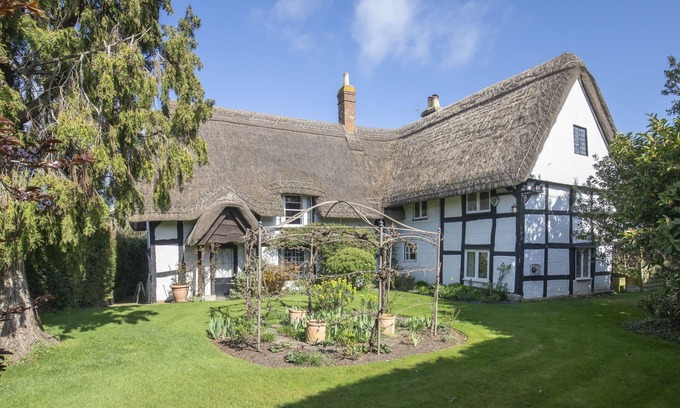 Twigworth Cottage | Beautiful 4 Bedroom Cotswold Thatched Cottage