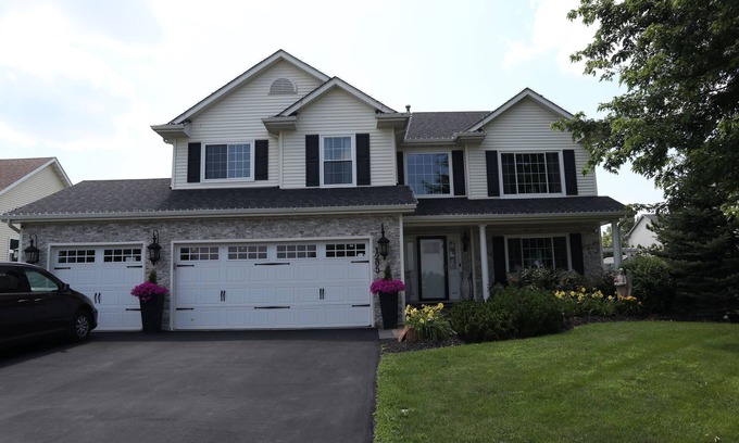 Belvidere House | Beautiful 4-bedroom house with 3 Seasons Room & Large Backyard in Belvidere