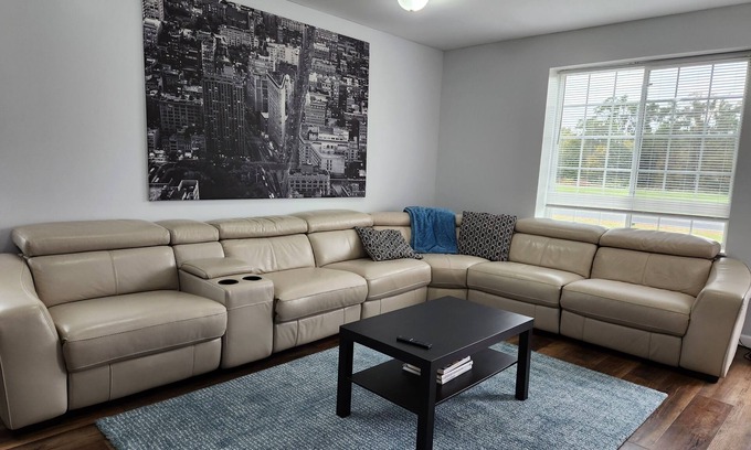 Ypsilanti House | Beautiful 4 bedroom home