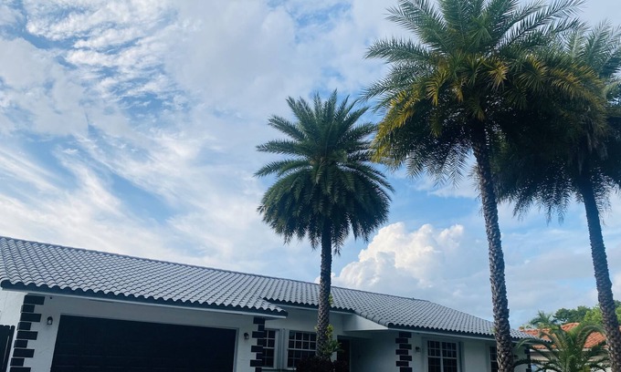 Kendale Lakes House | Beautiful 4 bedroom House W/ Pool
