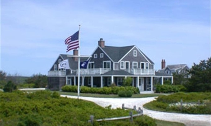 Nantucket House | Beautiful 4 Bedroom in Cisco with 180 degree ocean view and unobstructed sunsets