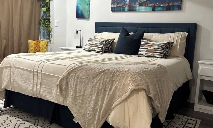 Dallas House | Beautiful 4-bedroom king-size suite. Dallas home with cozy patio.