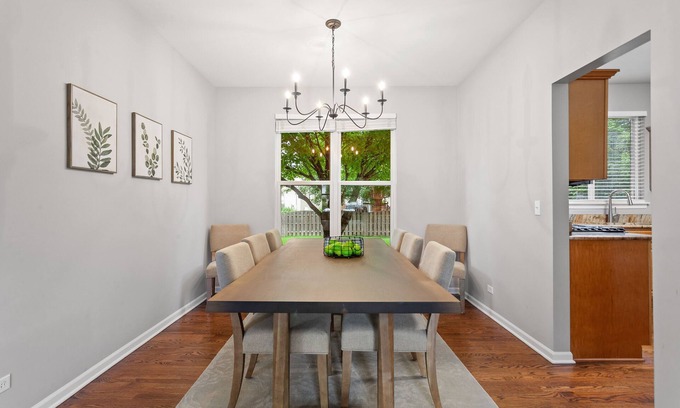 Fox Valley House | Beautiful 4 Bedroom House - Close to Everything - Naperville