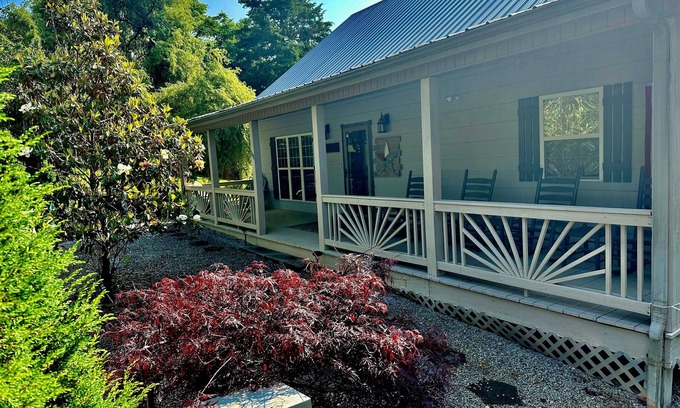 Byrdstown Cabin | Beautiful 4 BR Retreat 3 miles from Eagle Cove and Star Point Marinas on DHL
