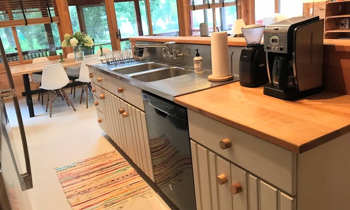 Weatogue House | BEAUTIFUL 4-SEASON RENTAL DIRECTLY ON TWIN LAKES