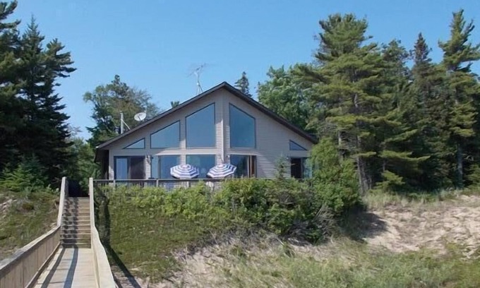 Gulliver House | Beautiful 4 Seasons Lake Michigan Beach House 200 Feet of Pristine Beach.