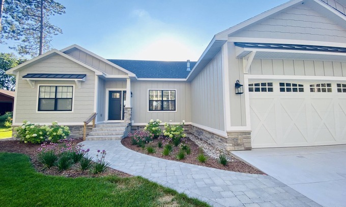 Thompsonville House | Beautiful 4bdrm home in Crystal Mountain Resort with private hot tub