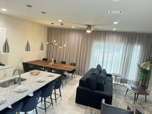 West Kissimmee House | Beautiful 5 bed home Resort 5 minutes from Disney
