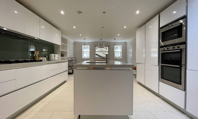 Shaftesbury House | Beautiful 5 Bed House - Sleeps up to 12 - Central