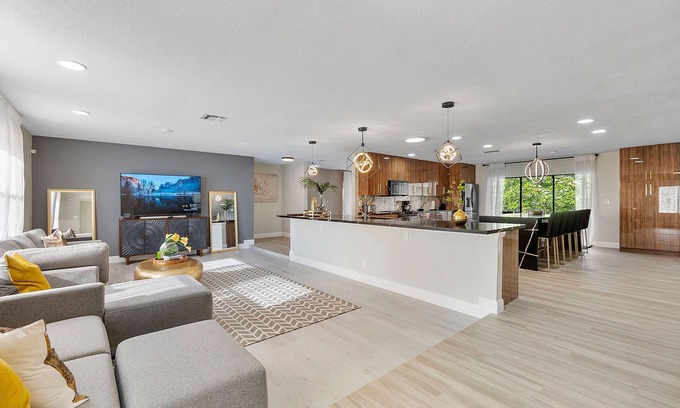 Coral Springs House | Beautiful 5 Bedroom Pool home n